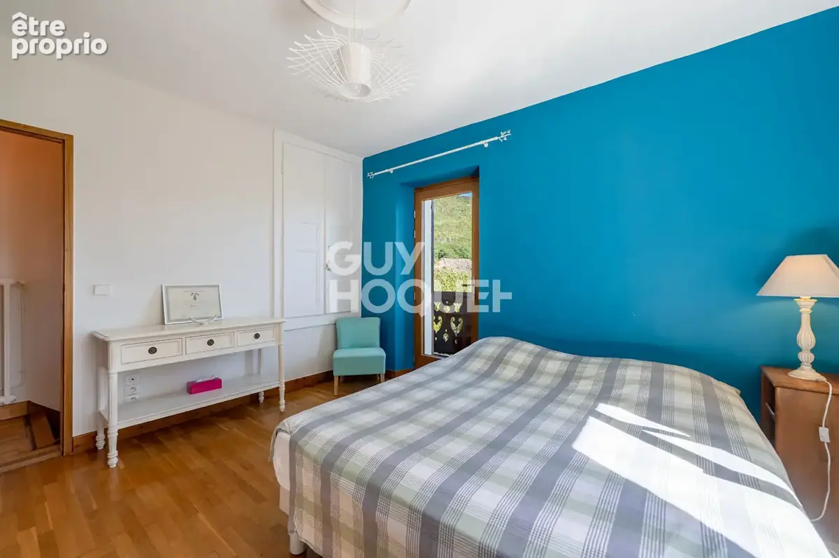 Maison de caractère de 228,4 m² - DPE E - Six chambres, dépendances et vue sur les montagnes - photo 9