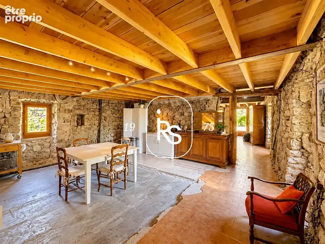 Authentique maison en pierre de hameau de 154 m2 A FINIR DE RÉNOVER avec 650 m2 de terrain. - photo 8