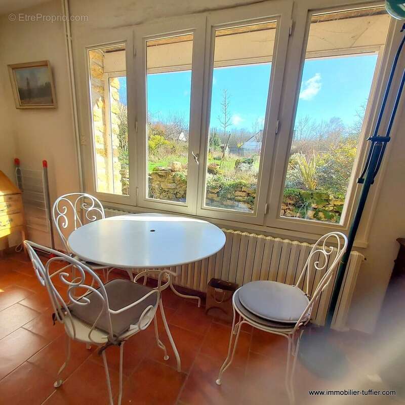 Maison à NEUVILLE-SUR-SARTHE