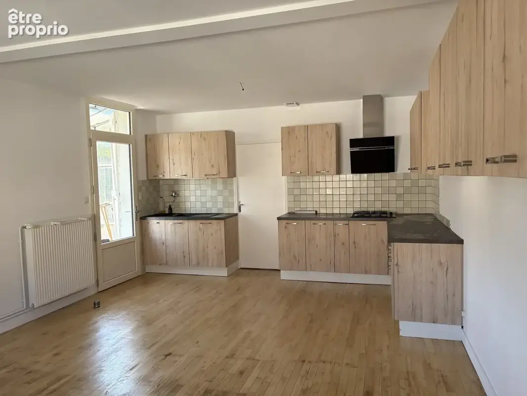 Saint-Yrieix-la-Perche : Maison de ville rénovée 2 pièces avec garage et jardin clos - photo 4