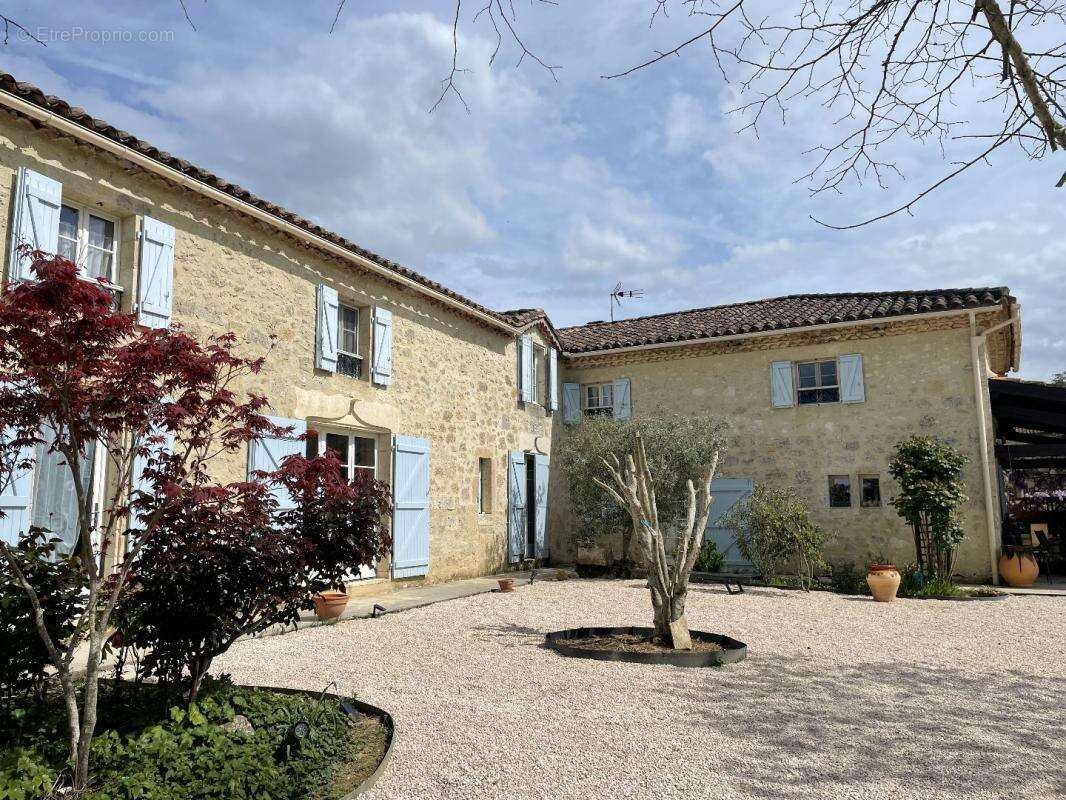 Propriété en pierre avec gîtes, piscine et vue - photo 3