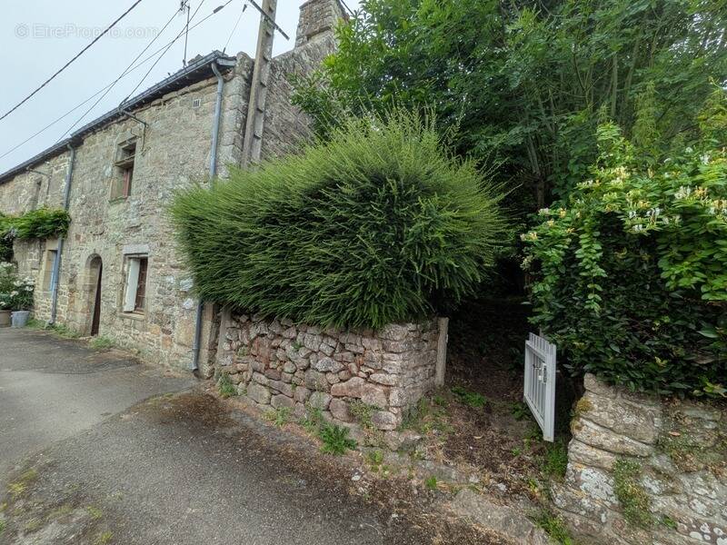 Guemene sur scorff maison en pierre 3 pieces de 53m² environ habitable parcelle de 108m² environ - photo 2