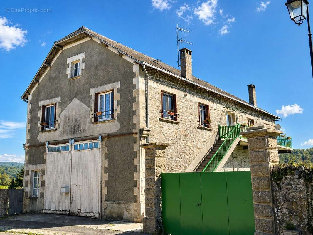 Vue de l'immeuble côté rue - Appartement à EYMOUTIERS