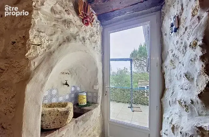 Un bien rare alliant le cachet de la pierre et le confort moderne, à découvrir sans tarder. Maison de caractère en pierre (136 m - photo 3