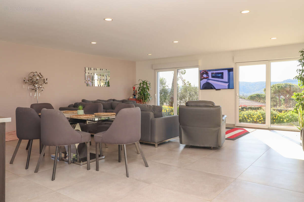 Maison à BAGNOLS-EN-FORET