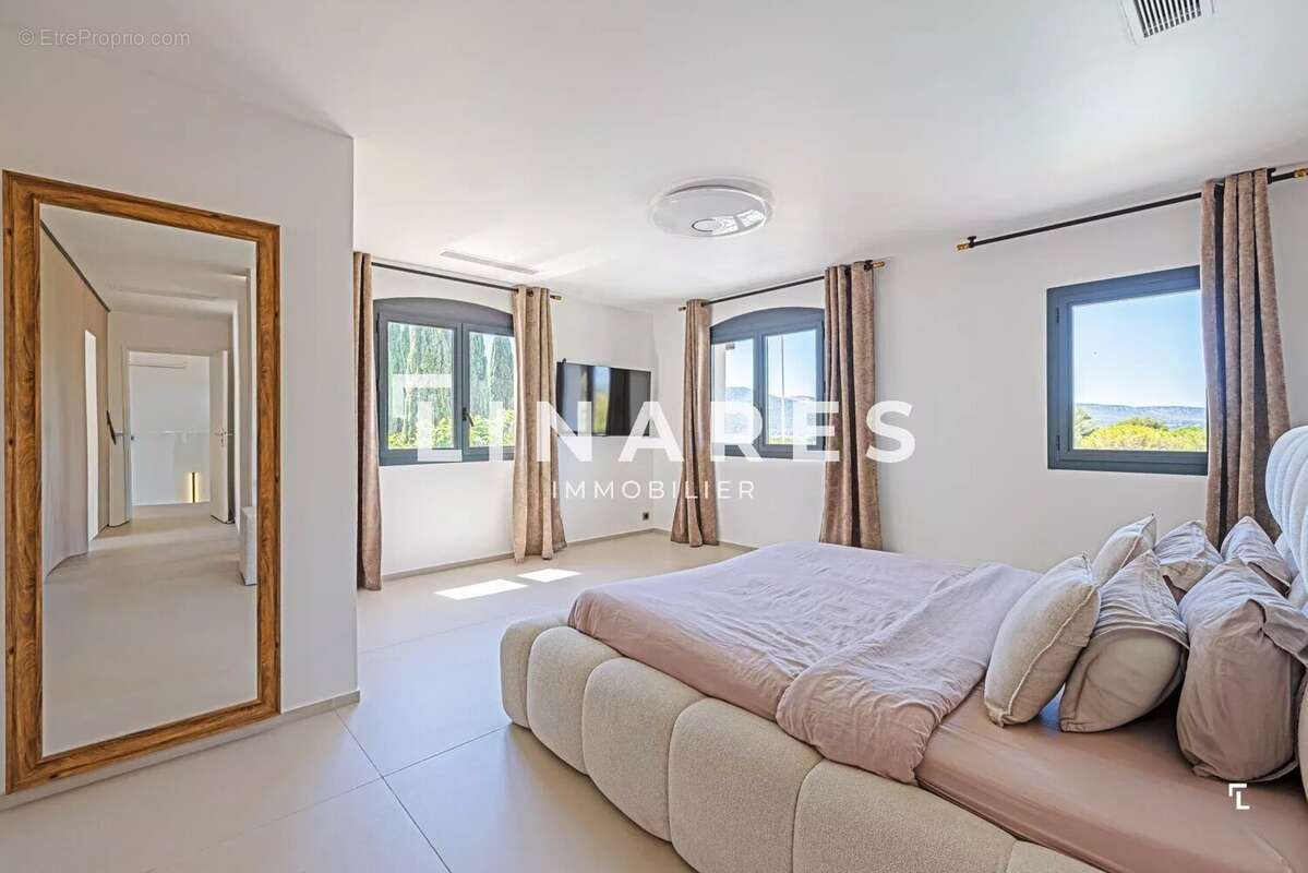 L'ICONIQUE - Villa T6 de 343m² - Dépendance - Piscine - Court de tennis - Terrain de 8000m² - 13420 GEMENOS - photo 15