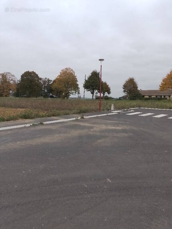 Terrain à PEROY-LES-GOMBRIES