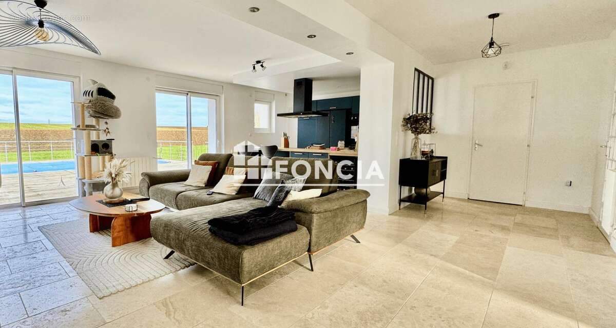 Maison à CHARLY-ORADOUR