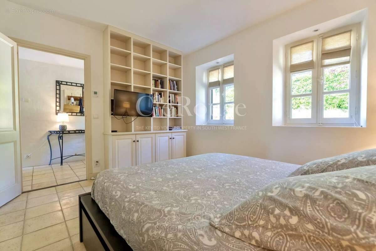 Élégante propriété avec vue sur le lac au cœur d'un golf prestigieux - photo 17