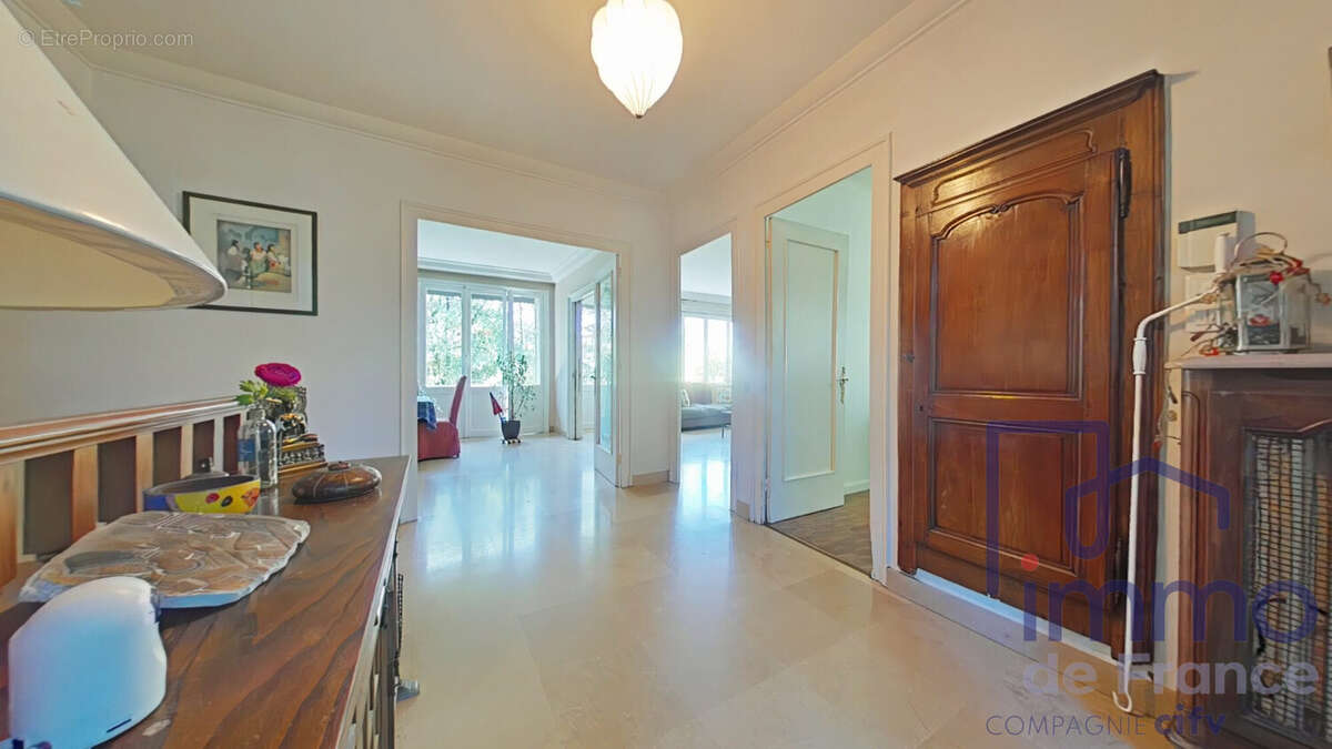 Maison 216 m² à Saint-Priest-En-Jarez  - photo 5