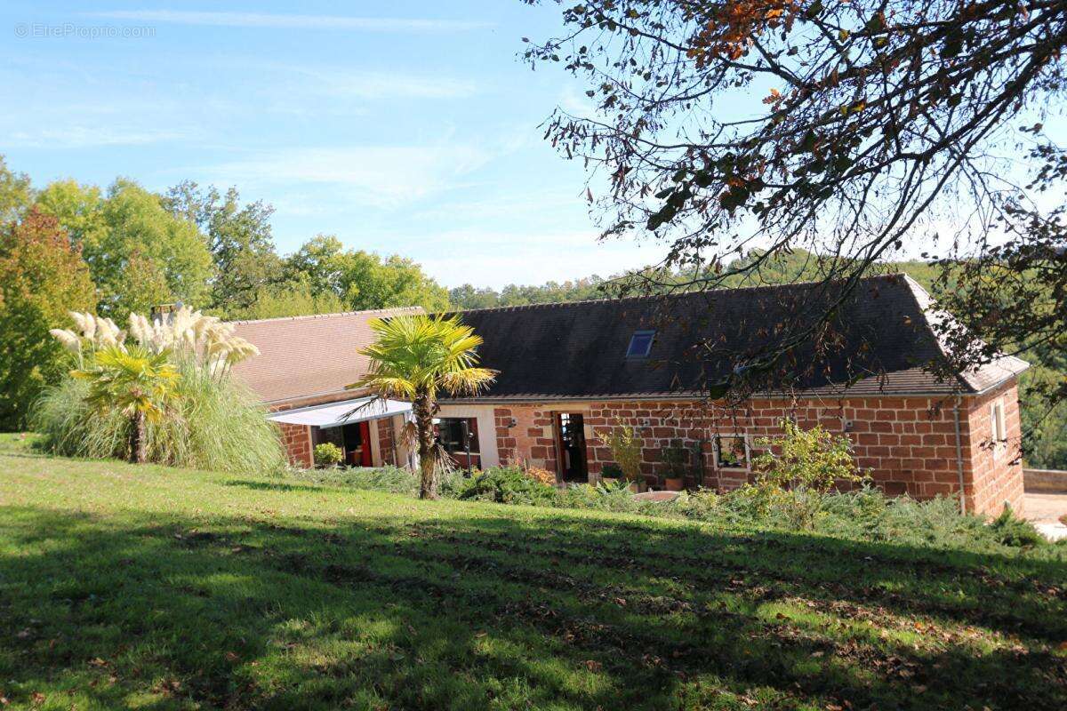 Maison en pierre avec piscine chauffé et terrain 17 hectares - photo 3