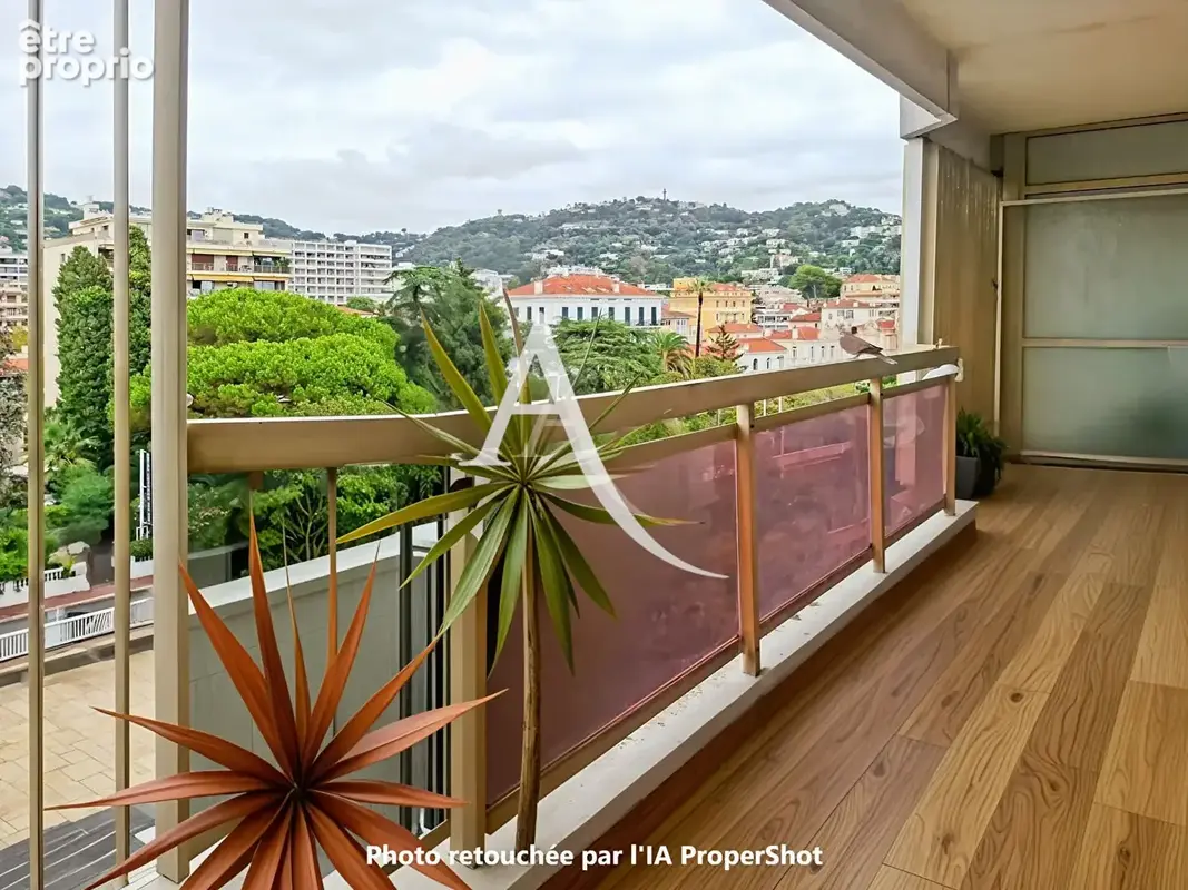 Appartement Cannes 2 pièces 42 m² - Banane - Proche plages Croisette - Vue dégagée collines. - photo 4