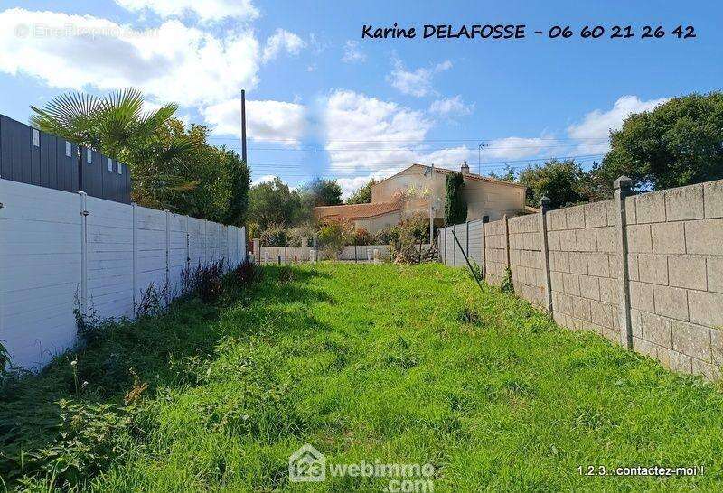 Terrain à LES CLOUZEAUX