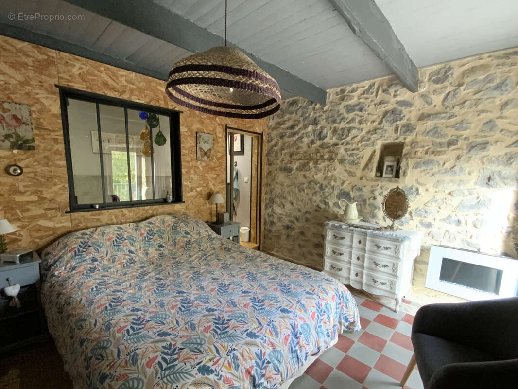 Maison en pierre rénovée avec jardin arboré. - photo 4