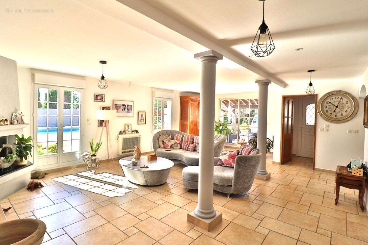 Villa t5 4 faces de 134m² + piscine + dependance sur un terrain de 1799m² - photo 3