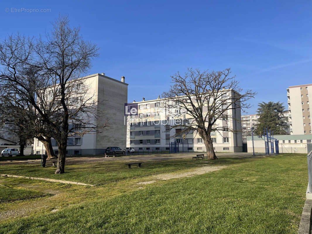 Appartement à SAINT-MARTIN-D'HERES