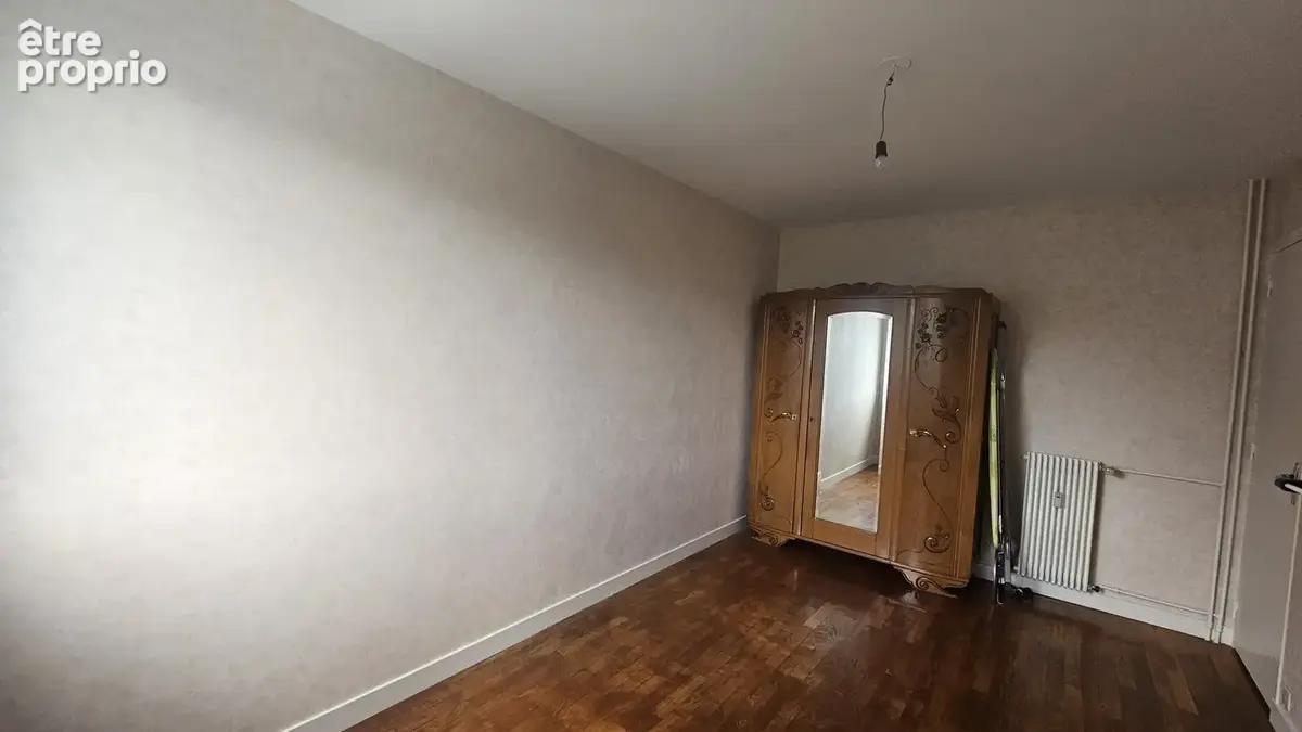 Appartement (63 m2) en bon état avec balcon et stationnement. - photo 7