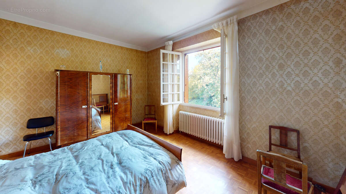 Appartement à SALLES-CURAN