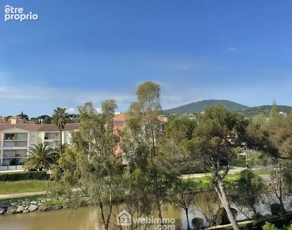 Vue dégagée sur la verdure et les collines environnantes.