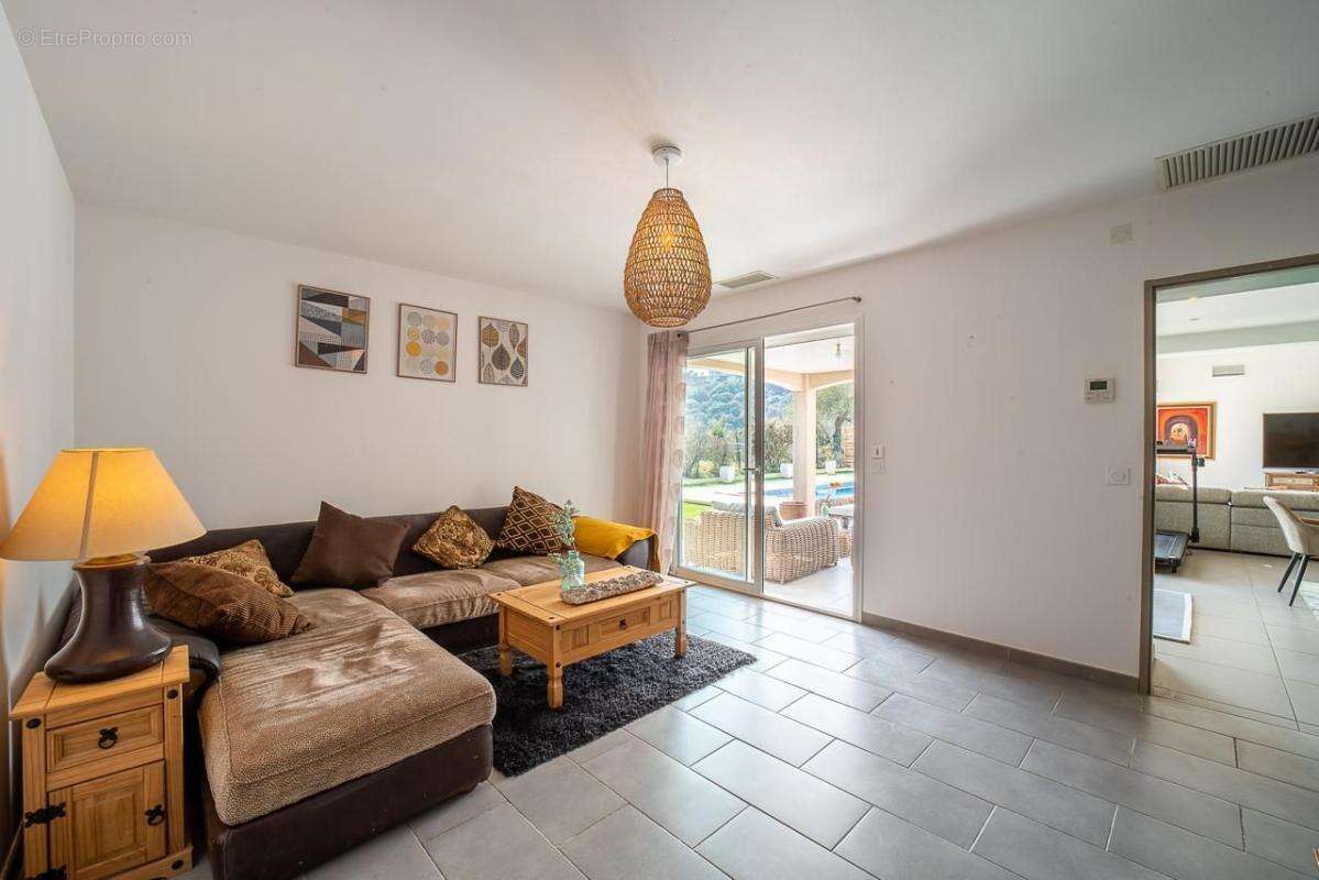 URGENT! Villa 9/10 pièces de 250m² sur terrain de 1250m² avec piscine à vendre / Céret 66400-66490 Vivès _ Saint-Jean-Pla-de-Cor - photo 8