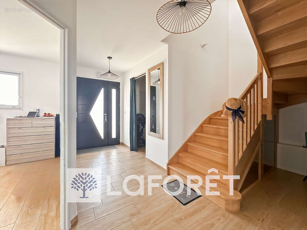 Maison contemporaine 2020 - 199 m² - 4 chambres - Terrain 999 m² entre SAINTES (17100), PONS (17800) et COGNAC (16100) - photo 12
