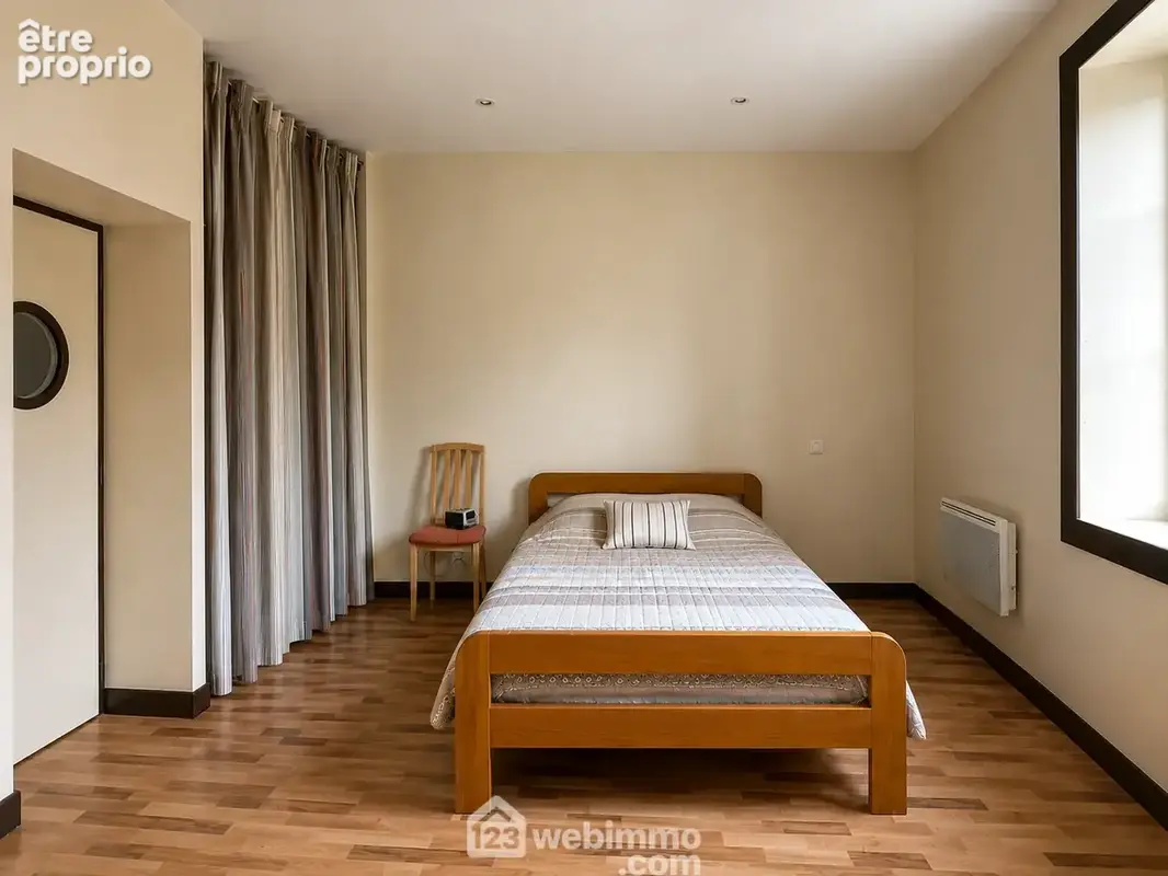 et une seconde chambre de 13 m² avec dressing