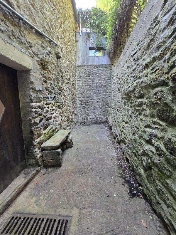À Dinan, dans le secteur recherché de Léhon, maison de ville en pierre avec garage et courette - photo 18