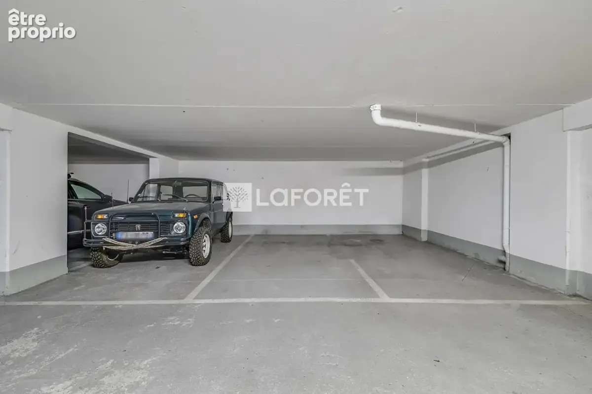 Coup de coeur assuré : vue dégagée, extérieur et place de parking ! - photo 7