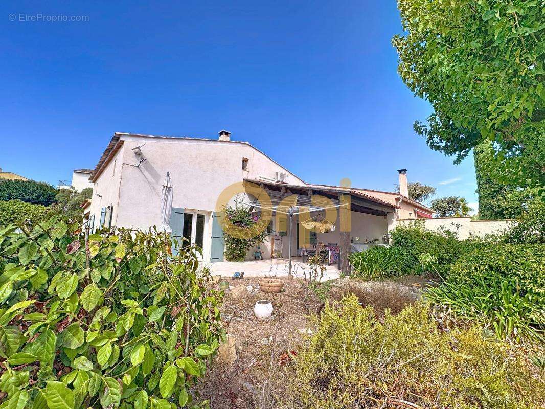 Maison à ROQUEBRUNE-SUR-ARGENS