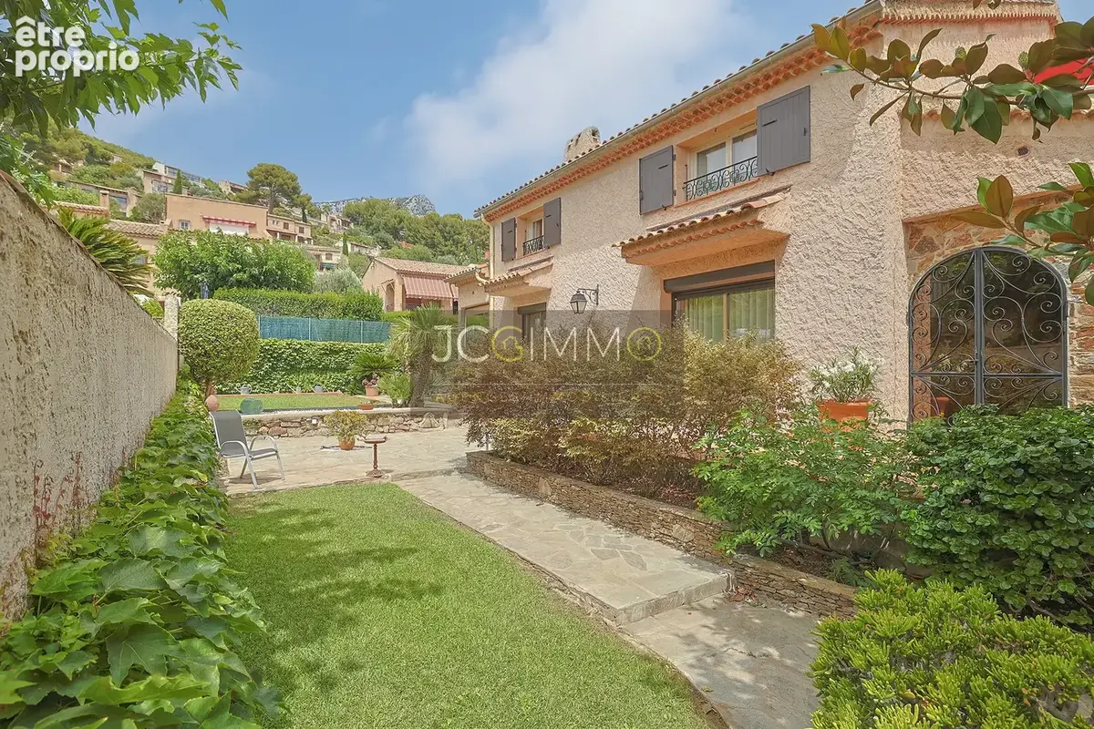 Villa de 318m2 avec deux logements indépendants et fort potentiel ! - photo 5