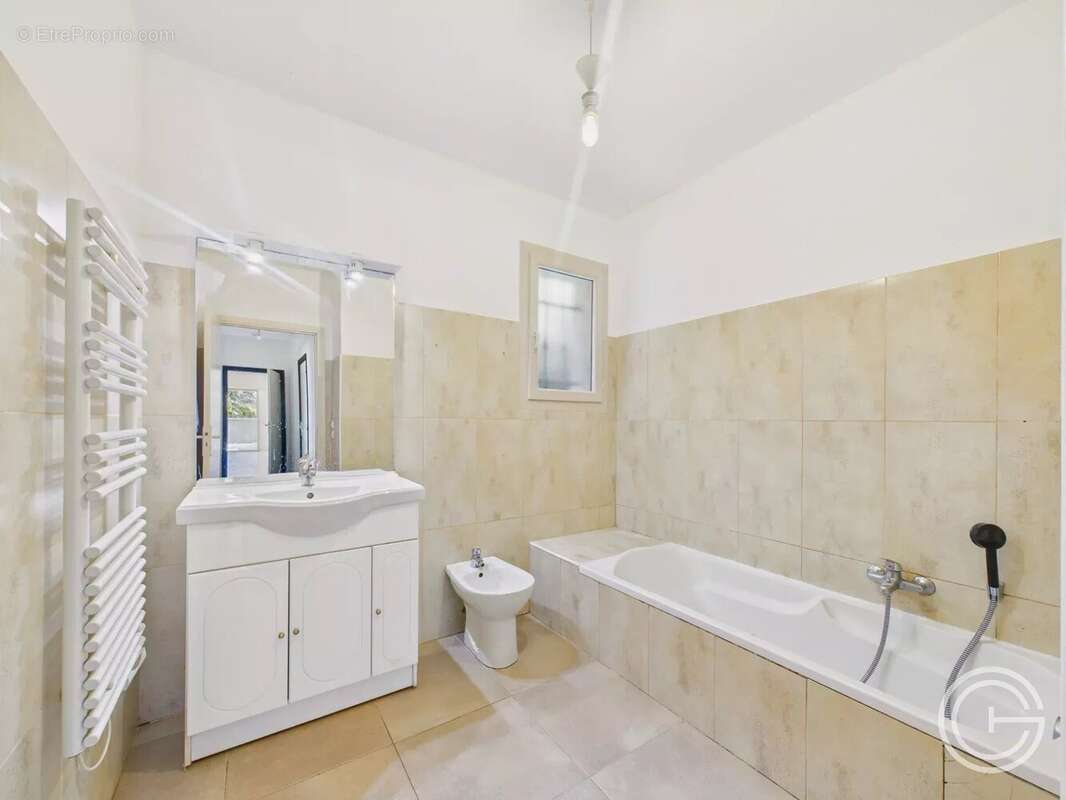 Appartement à SAINT-LAURENT-DU-VAR