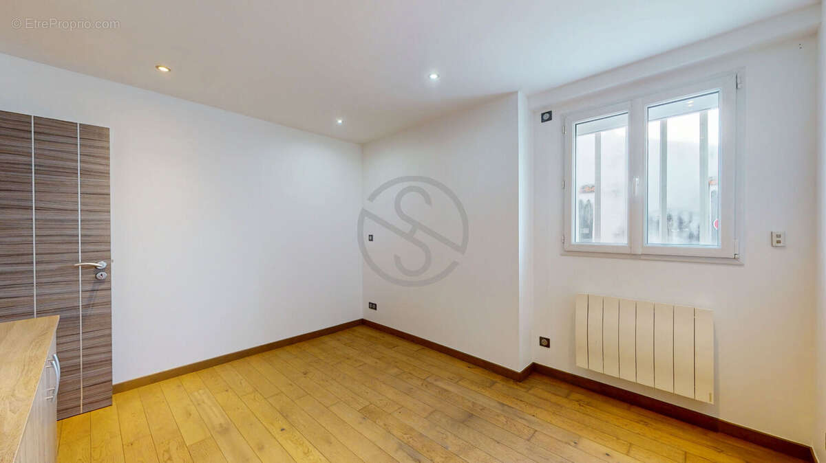 T3 bis - Centre Solaize - Terrasse 50m² ! - photo 8
