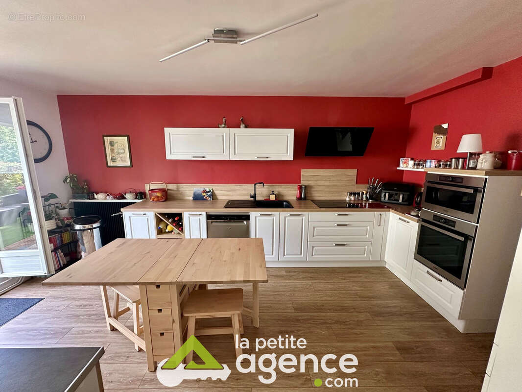 Bourges, dans impasse, au calme, maison rénovée de 102 m2, climatisée avec garage et jardinet. - photo 4
