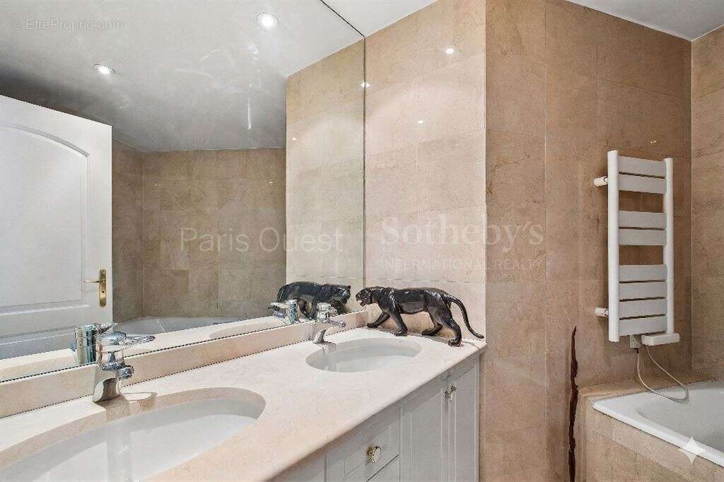 Appartement à PARIS-16E