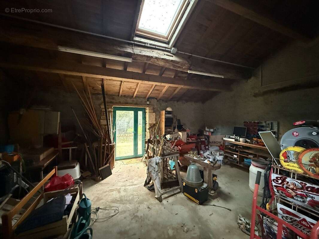 Grande ferme en pierre rénovée avec terrain et dépendances - photo 15