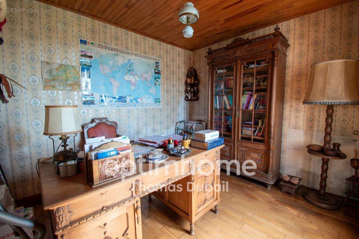 Maison avec grange et fort potentiel dans un environnement calme avec 3 000m² de terrain - photo 8