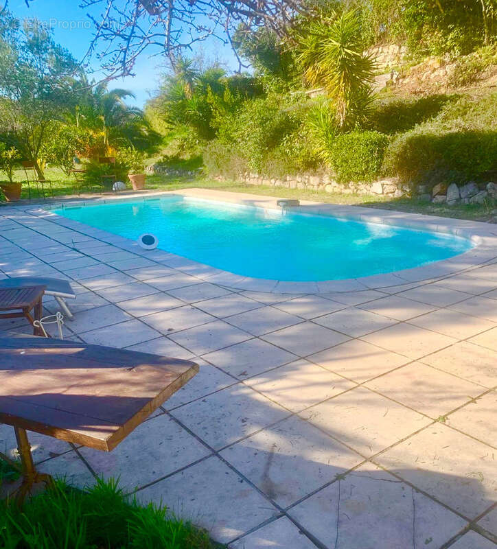 Maison à LA ROQUETTE-SUR-SIAGNE