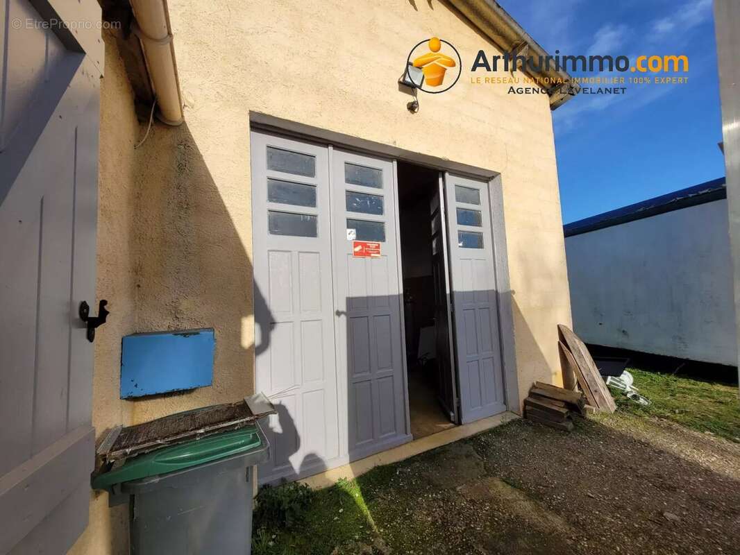 Commerce à LAROQUE-D'OLMES