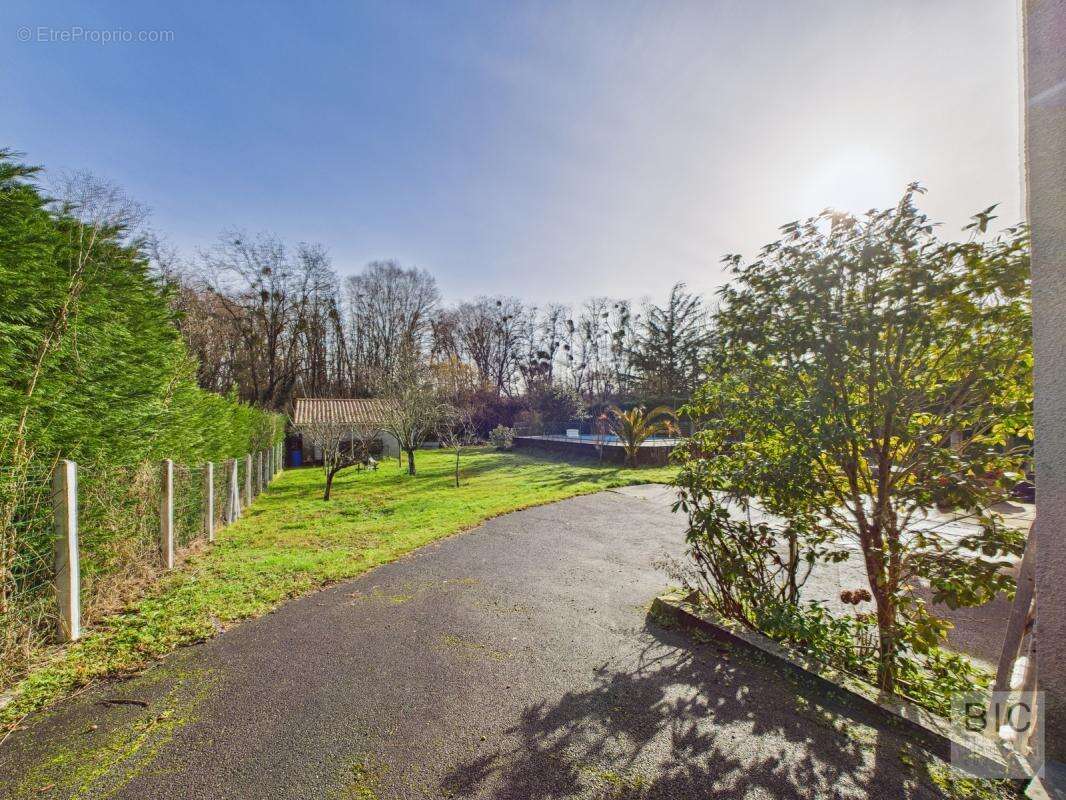A vendre jolie maison à faible émission avec grand jardiin, atelier, garage et piscine - photo 15
