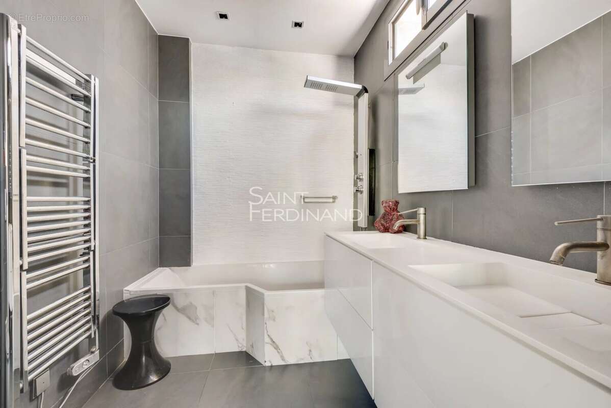 Appartement à NEUILLY-SUR-SEINE