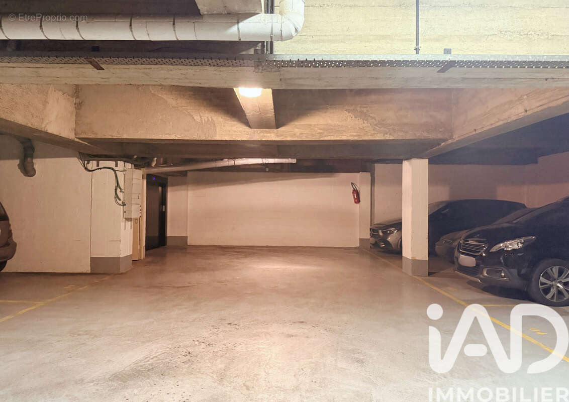 Photo 3 - Parking à PARIS-9E