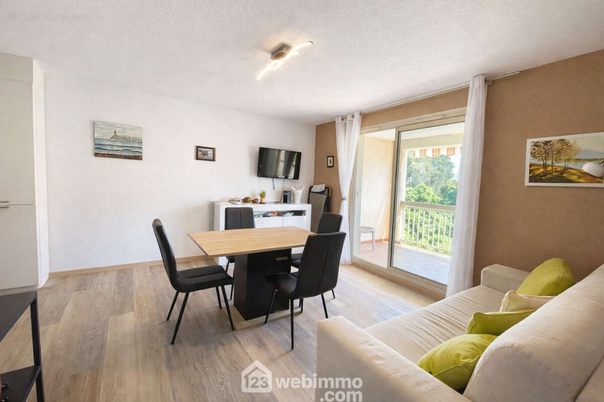 Pièce de vie lumineuse et conviviale, ouverte sur l?extérieur. - Appartement à SAINTE-MAXIME