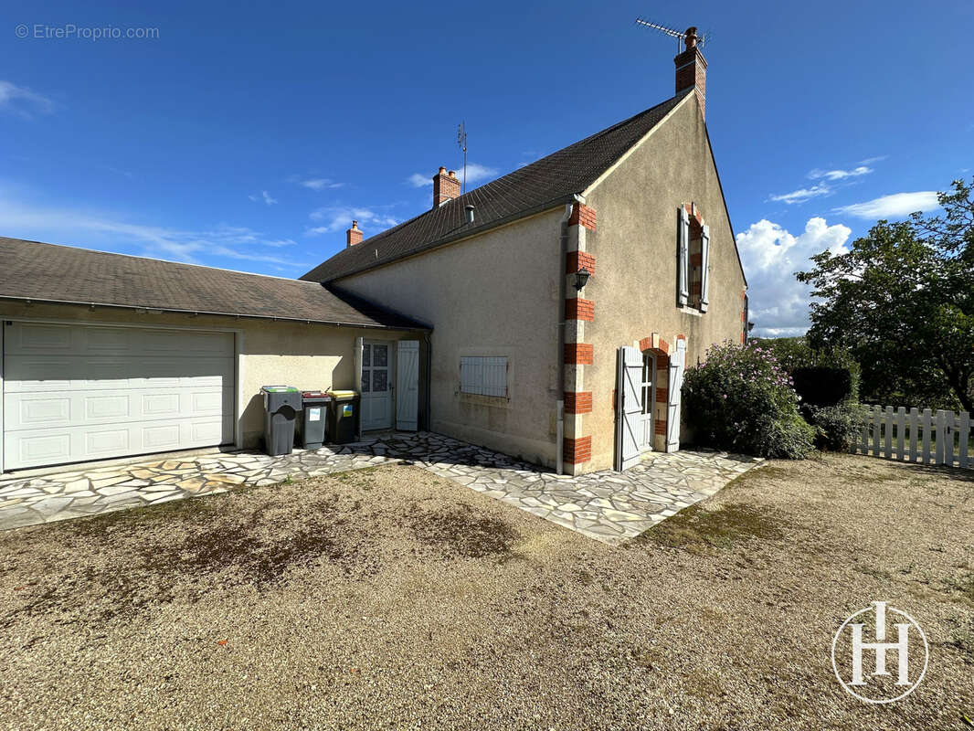 À SAISIR : Grande maison de ville avec dépendances et terrain - - photo 11