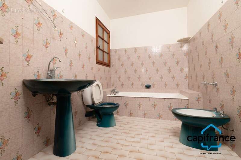 Sanary Port à pied/  Appartement en RDC de 114 m2,  S/Sol de 187 m2  et terrain 318 m2 /garage. 10mn du port - photo 10