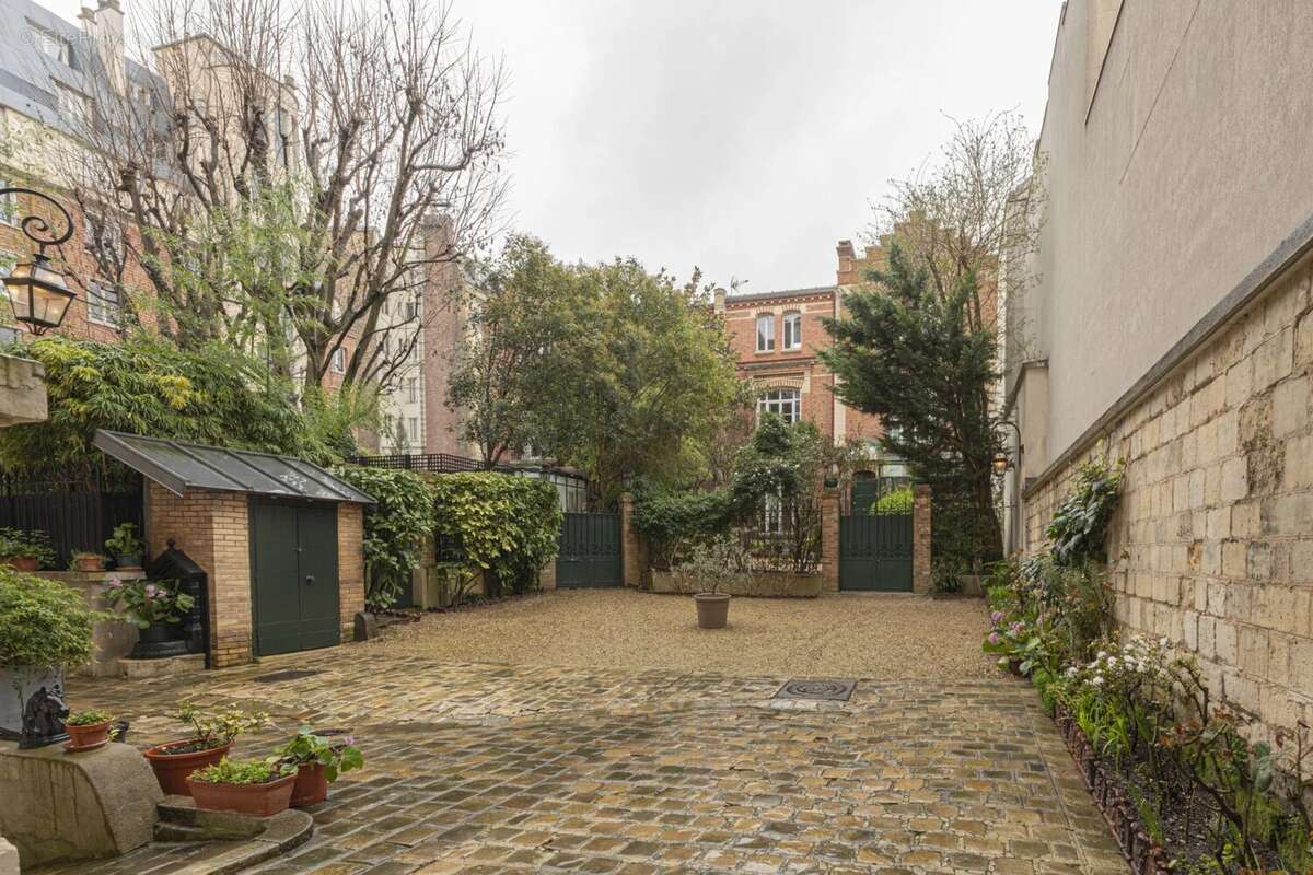 Appartement à PARIS-16E