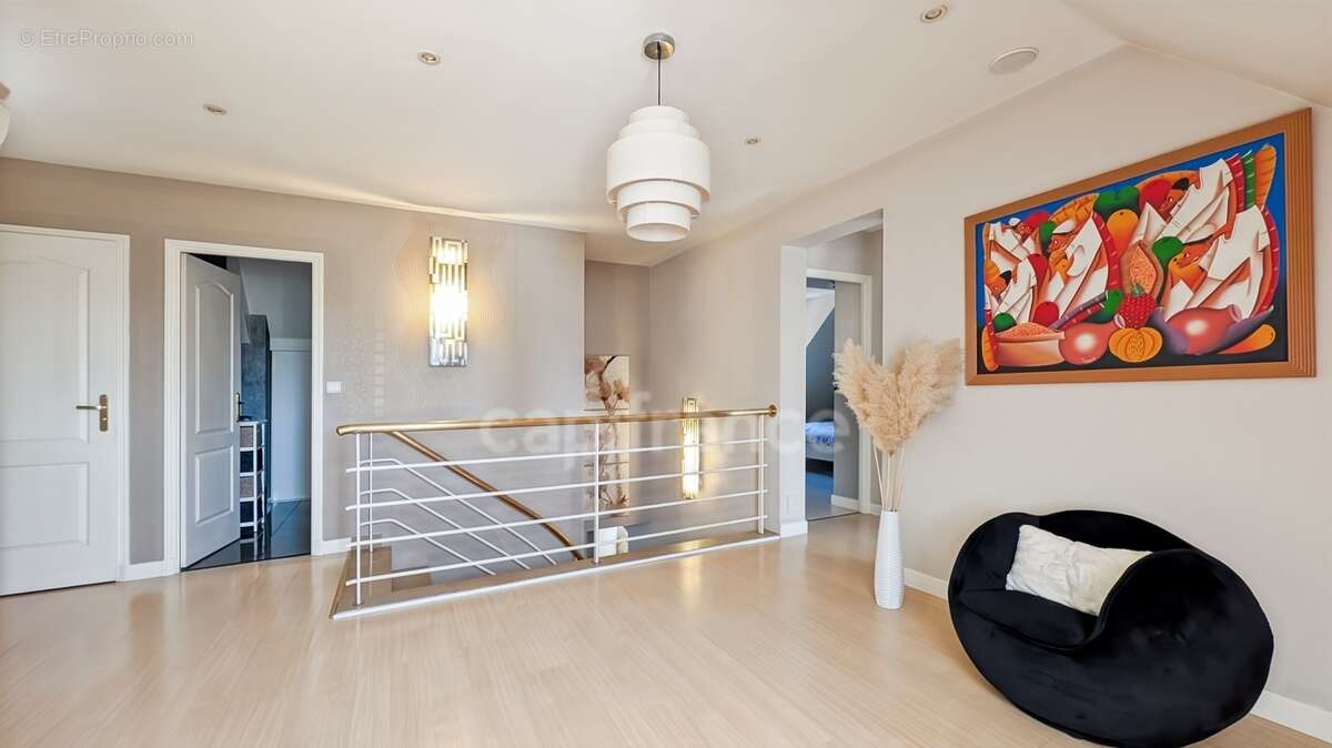 À 5 minutes de Chalon-sur-Saône (71) ​Superbe Villa de 200 m² double garage et dépendance Parc de 1 800 m² Piscine & Pool House  - photo 13