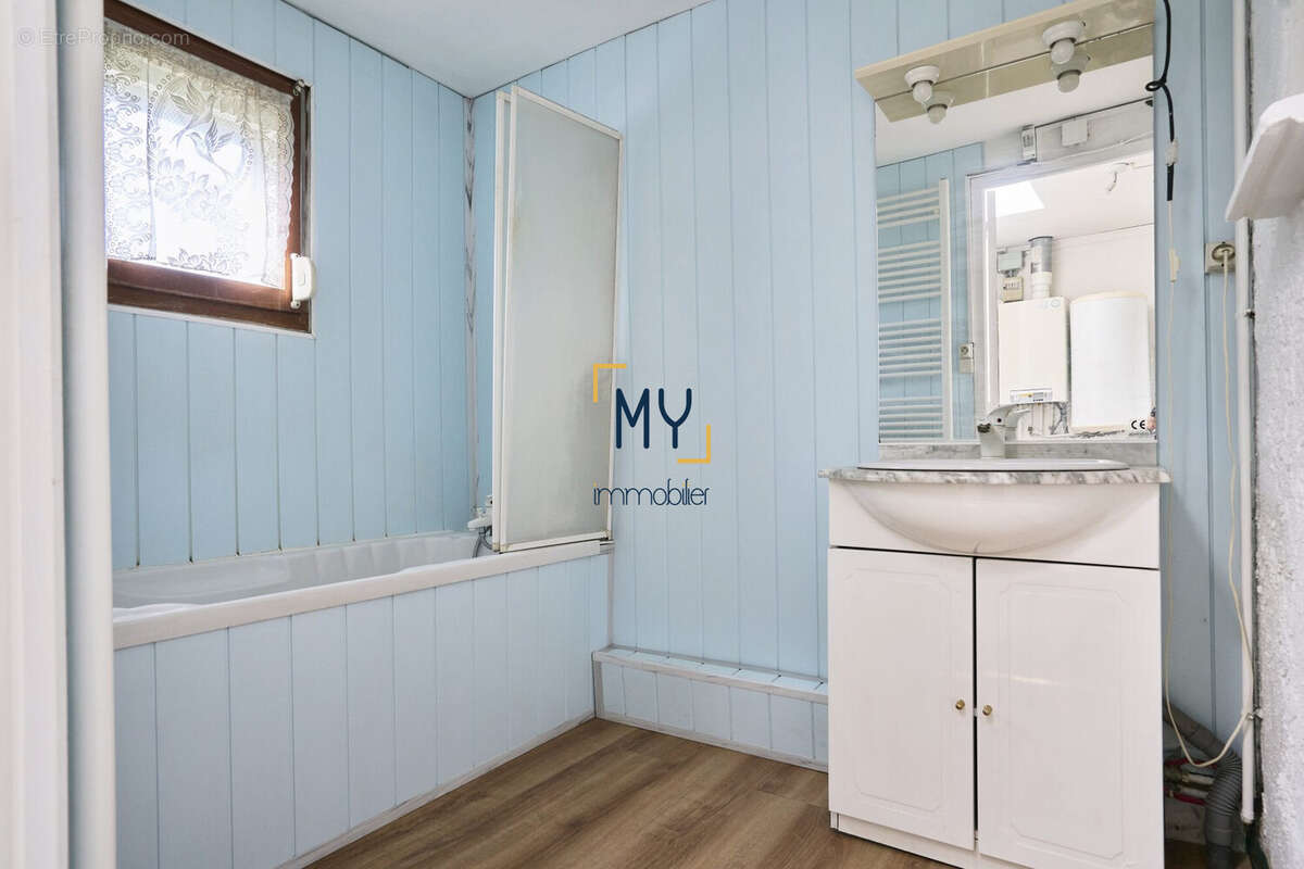 SALLE DE BAINS - Maison à vendre - 4 pièces - 85 m² - Marquette-Lez-Lille (Jardin) - À rénover - Maison à MARQUETTE-LEZ-LILLE