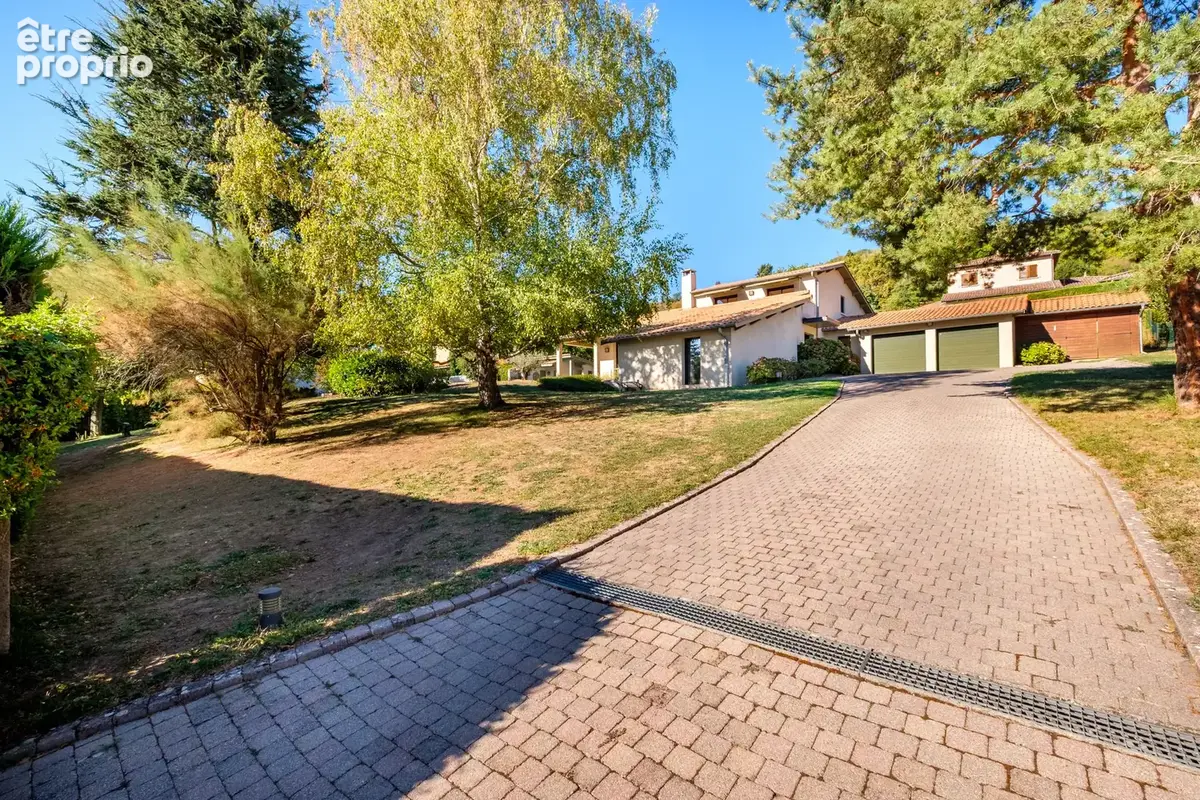 Haut de collonges - maison d architecte de 218m2 sur parc paysager de 2 620m2 avec piscine - photo 11