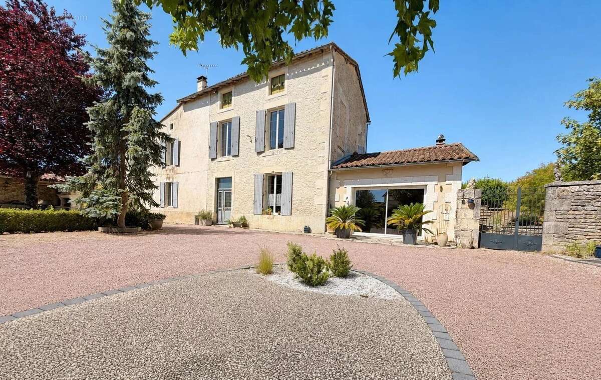 Coup de cœur : maison en pierre pleine de charme au cœur de Verteuil-sur-Charente - photo 1