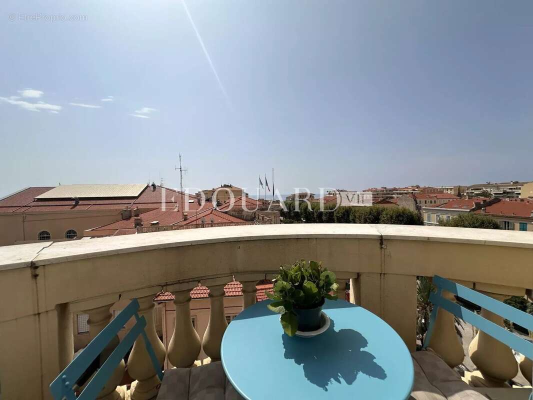 Vaste trois pièces à vendre avec belle vue sur la ville jusqu’à la mer, en plein centre de Menton - photo 4